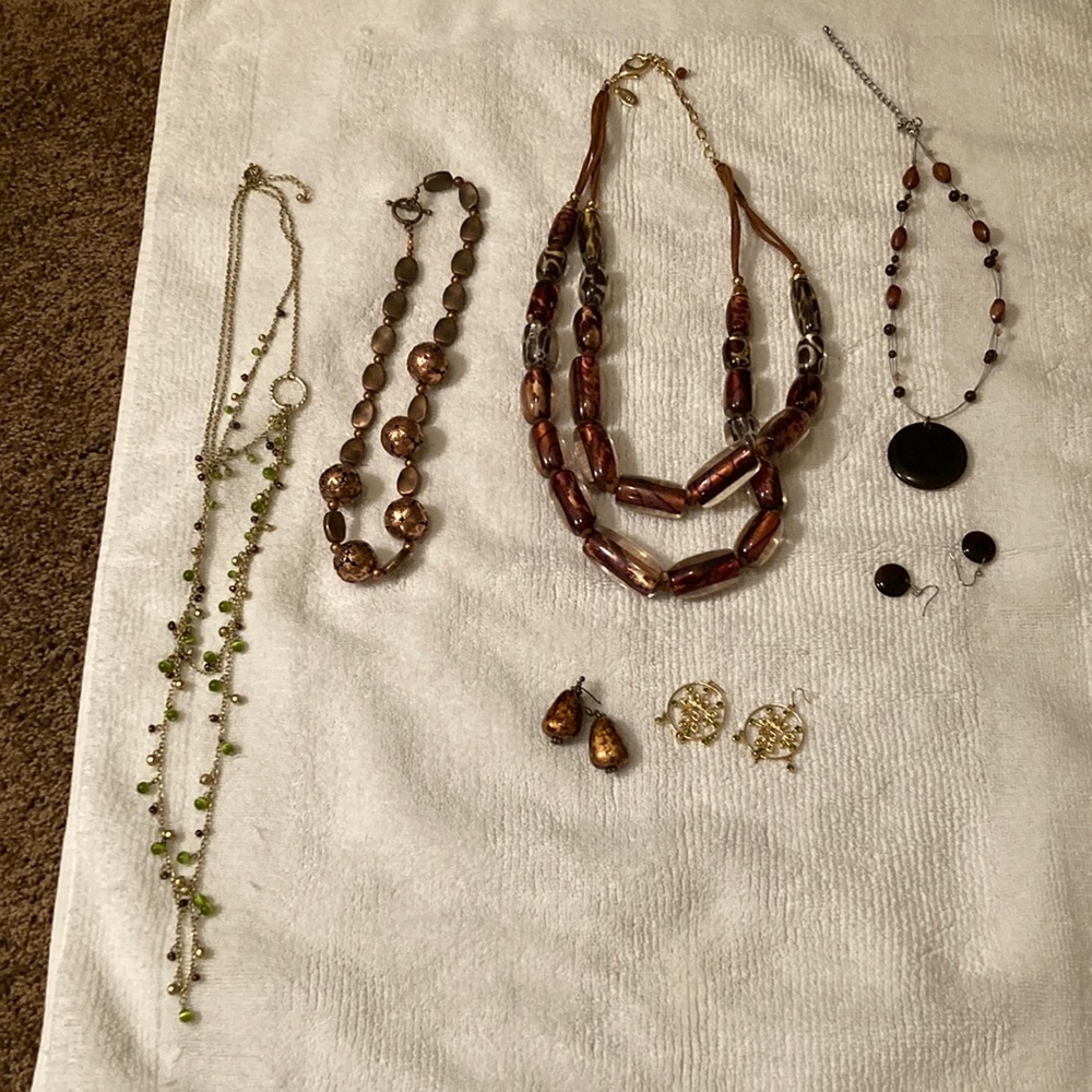 JEWELRY. ASSORTED. CHICO’S NECKLACE. SET OF EARRINGS & NECKLACE. EUC